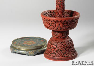 图片[3]-Carved red lacquer candlestick with decor of lotus scrolls and the Eight Treasures, Qing dynasty, Qianlong reign (1736-1795)-China Archive